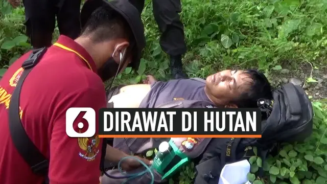 VIDEO: Kelelahan Antar Bantuan ke Pedalaman, Sejumlah Polisi Dirawat di Tengah Hutan