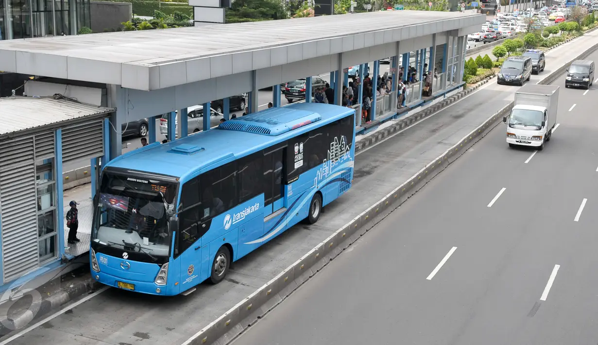 Bus Transjakarta melintas di Jalan Jendral Sudirman, Jakarta, Jumat (30/12). Rencananya pada malam tahun baru, bus Transjakarta akan beroperasi hingga pukul 02.00 WIB di semua koridor. (Liputan6.com/Yoppy Renato)