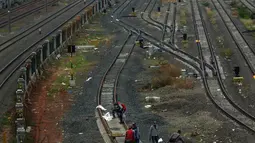 Pekerja menyelesaikan pengerjaan rangkaian rel di Depo Cipinang, Jakarta, Sabtu (16/11/2019). Proyek pembangunan Double-Double Track yang rampung pada awal 2019 masih dalam perbaikan di lajur Depo Cipinang. (merdeka.com/Imam Buhori)