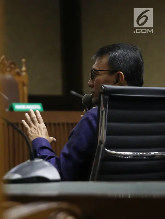 Mantan Gubernur Sumut Gatot Pujo memberi kesaksian dalam sidang lanjutan kasus suap DPRD Sumut dengan terdakwa Rijal Sirait, Fadly Nurzal, Rooslynda Marpaung dan Rinawati Sianturi di Pengadilan Tipikor, Jakarta, Rabu (5/12). (Liputan6.com/Herman Zakharia)