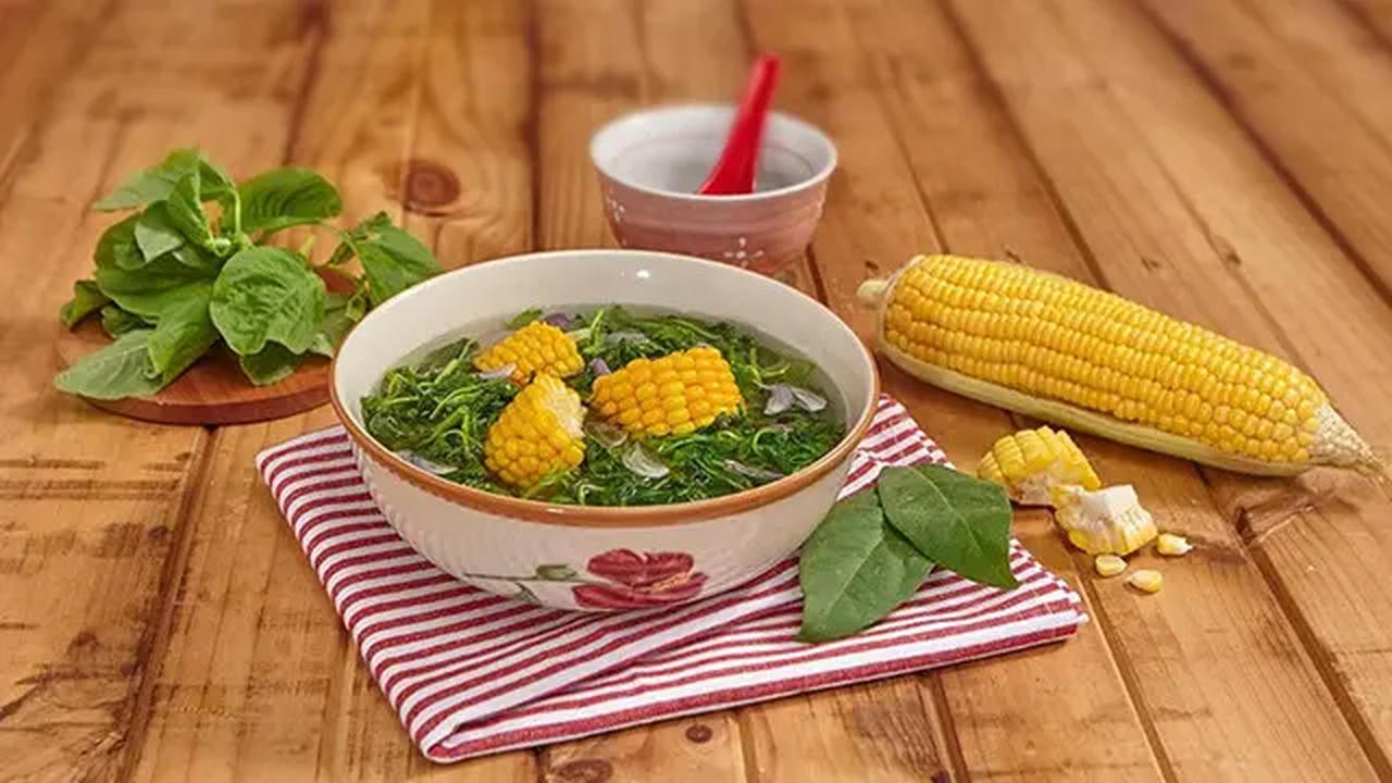 Masak Sayur Bening dengan bayam, jagung manis dan Royco Kaldu Jamur.