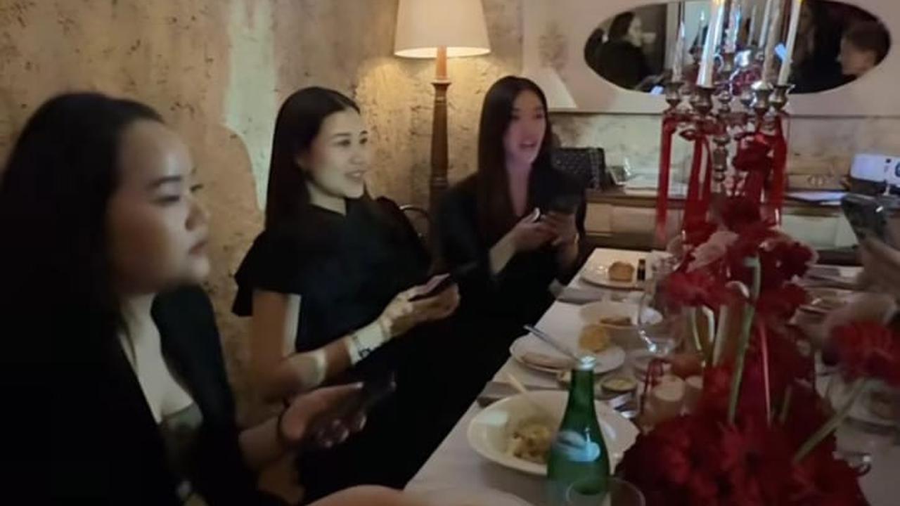 7 Potret Alyssa Daguise Kembali Dapat Kejutan Bridal Shower dari Sahabat, Private Dinner Penuh Mawar Merah