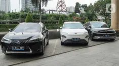 Deretan mobil elektrik dihadirkan pada HUT Ke-1 Komunitas Mobil Elektrik Indonesia (KOLEKSI) di Jakarta (4/06/2022). Lebih dari 200 anggota KOLEKSI dari berbagai wilayah di Indonesia, 80 anggota diantaranya dari Jabodetabek dan Jawa Barat ikut andil dalam percepatan adopsi electronic vehicle (EV) di tanah air dan mendukung mewujudkan Indonesia menuju energi hijau dan bebas polusi. (Liputan6.com/HO/Koleksi)