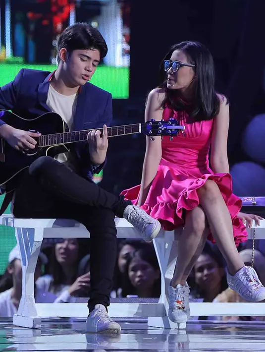 "Ini kado spesial dari SCTV. Datang keluarga besar, jadi lebih spesial lagi. Insha Allah puas. Karena cuma tiga hari latihan, dan sempat down juga sebelum mulai," kata Aliando. (Deki Prayoga/Bintang.com)