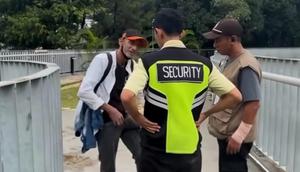 Seorang Warga Negara Asing (WNA) melakukan aksi tidak senonoh dengan memamerkan alat kelaminnya di Taman Literasi, Blok M, Jakarta Selatan. Peristiwa itu terekam oleh video pengunjung dan sempat viral di media sosial. (Foto: Tangkapan Layar Sosmed)