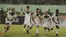 Para pemain PSMS melakukan selebrasi usai mengalahkan Persebaya pada laga perempat final Piala Presiden di Stadion Manahan, Solo, Sabtu, (3/2/2018). PSMS menang adu penalti atas Persebaya dengan skor 4-3. (Bola.com/M Iqbal Ichsan)