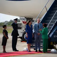 Kate Middleton dan Pangeran William kembali memulai tur luar negeri resmi pertama ke Bahama, Jamaika, dan Belize. Kate memilih setelan lace dari Jenny Packham dengan atasan peplum dan rok pensil selutut dalam rona biru kobalt saat tiba di Belize (Foto: Instagram @dukeandduchessofcambridge)