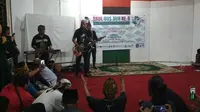 Musisi Rock Indonesia Roy Jeconiah menghibur para Gusdurian Cirebon dalam Haul Gus Dur ke 9. Foto (Liputan6.com / Panji Prayitno)