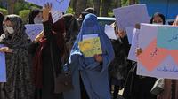 Aksi sekelompok wanita saat berunjuk rasa di Herat, Afghanistan, Kamis (2/9/2021). Para pengunjuk rasa mendesak Taliban menghormati hak-hak kaum perempuan, termasuk menempuh pendidikan. (AFP Photo)