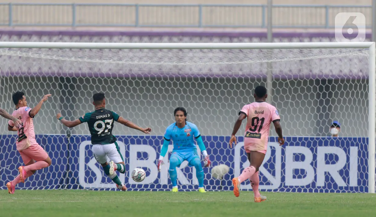 Pemain Persikabo 1973, Muhammad Dimas Drajad (dua kiri) berusaha menjebol gawang Madura United dalam pertandingan BRI Liga 1 2021/2022 di Stadion Indomilk Arena, Kabupaten Tangerang, Jumat (3/9/2021). Persikabo 1973 bermain imbang atas Madura United 1-1. (Bola.com/Ikhwan Yanuar)