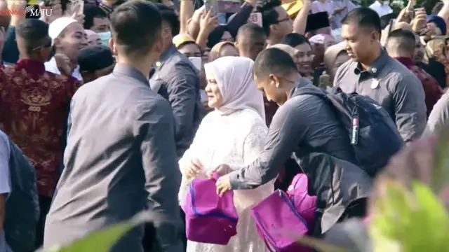 Presiden Joko Widodo (Jokowi) dan Ibu Negara Iriana menyapa warga Semarang usai Salat Id di kawasan Simpang Lima.