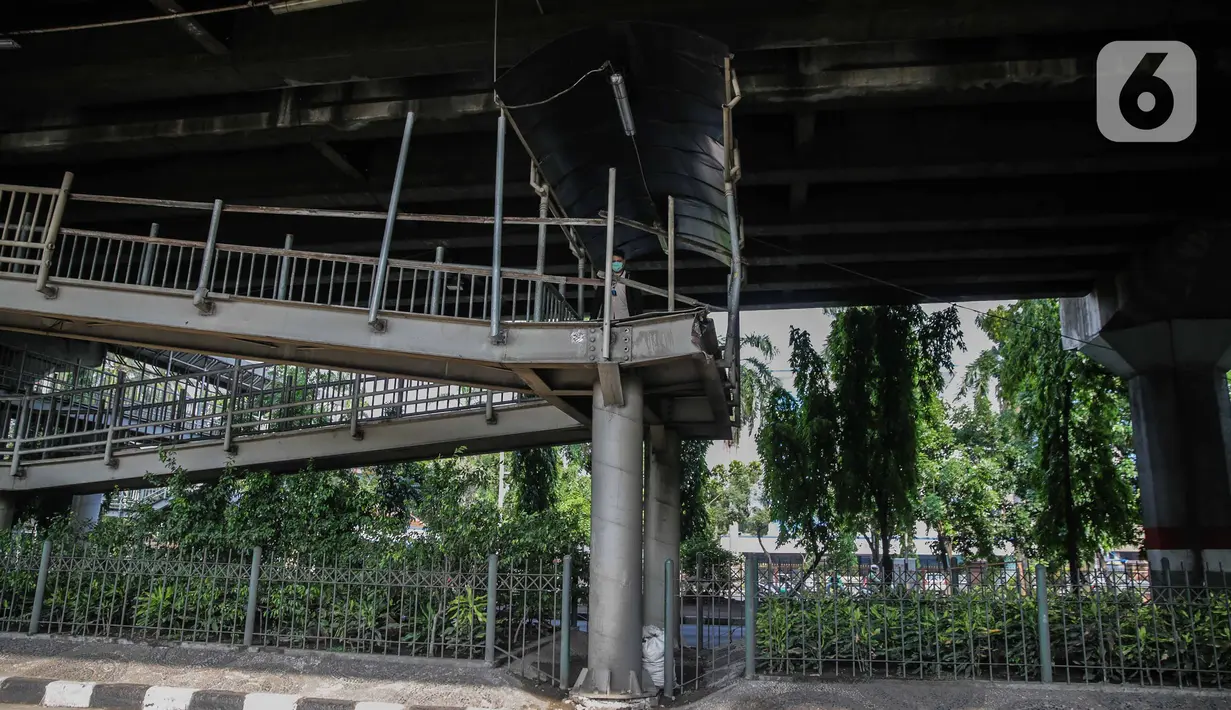 Kondisi jembatan penyeberangan orang (JPO) halte transjakarta Bea Cukai di Jalan Ahmad Yani, Jatinegara, Jakarta, Kamis (5/12/2019). Sebelumnya, truk kontainer pengangkut dump truck menabrak jembatan bagian depan JPO hingga membuat tiang pegangan jembatan patah. (Liputan6.com/Faizal Fanani)