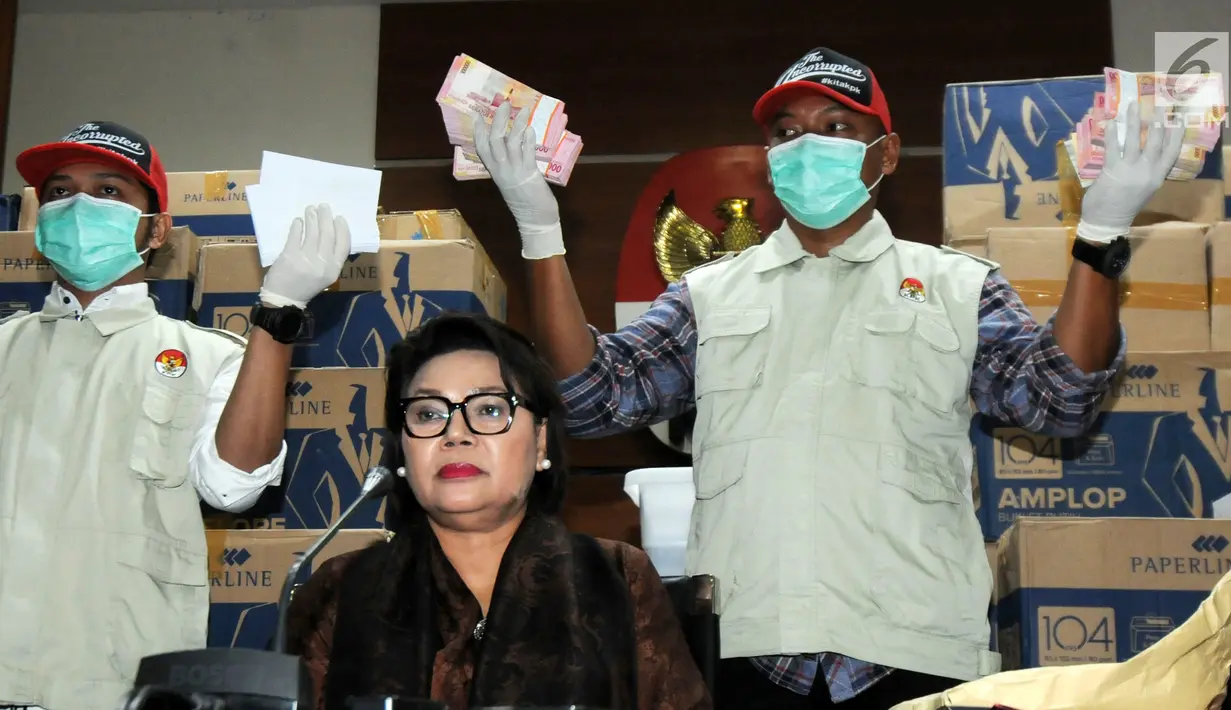 Wakil Ketua KPK Basariah dan Petugas KPK menunjukkan barang bukti OTT uang senilai Rp8 miliar di gedung KPK, Jakarta, Kamis (28/3). KPK mengamankan uang dalam 84 kardus terkait dugaan suap pelaksanaan kerja sama pengangkutan di bidang pelayaran angkut barang pupuk. (merdeka.com/Dwi  Narwoko)