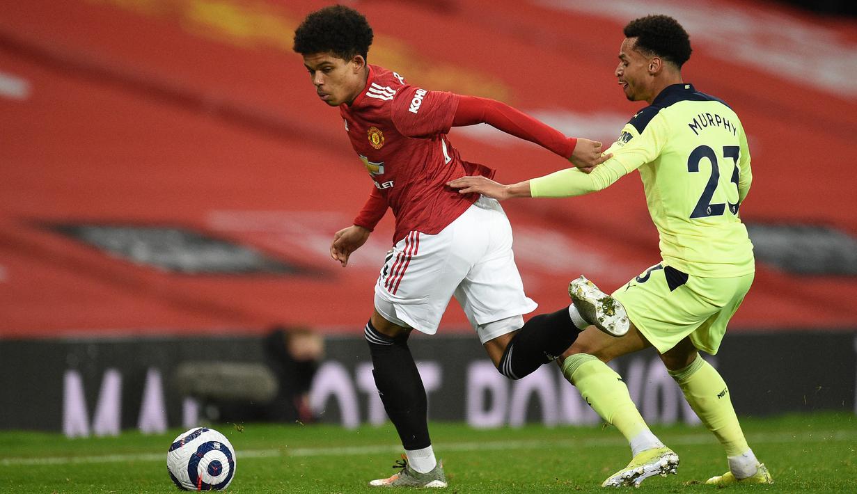 Shola Shoretire. Striker berusia 17 tahun ini sempat bermain dua kali di Premier League musim 2020/2021. Pada musim 2021/2022 ini ia sama sekali belum dimainkan. Bersama tim U-23 musim ini ia telah tampil 15 kali dengan torehan 5 gol dan 3 assist. (AFP/Oli Scarff)