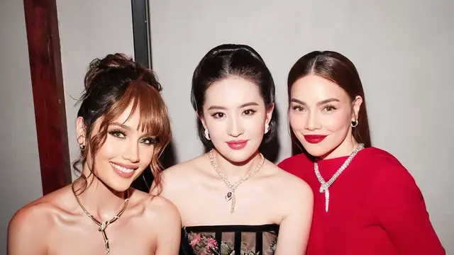 5 Potret Cinta Laura di Exhibition Bvlgari, Pamer Keakraban Bersama Liu Yifei hingga Anne Hathaway