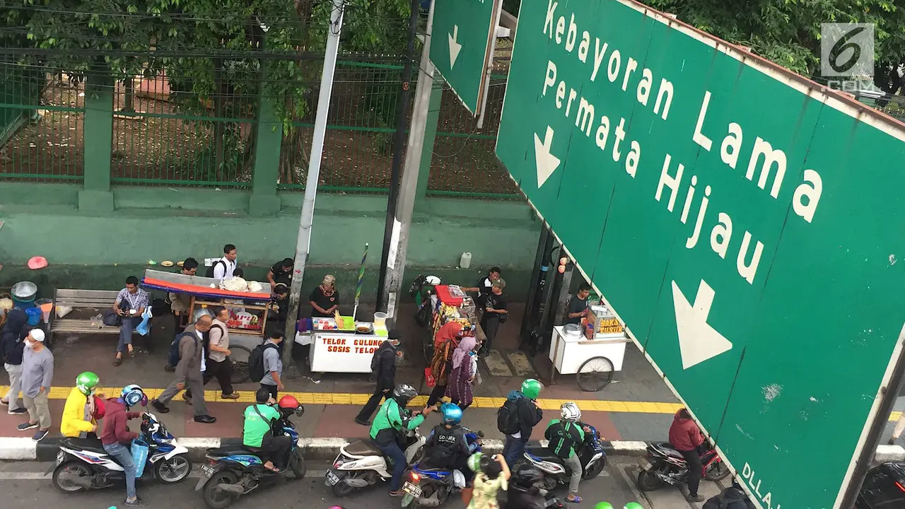 PKL dan Ojek Online Bikin Semrawut Stasiun Palmerah