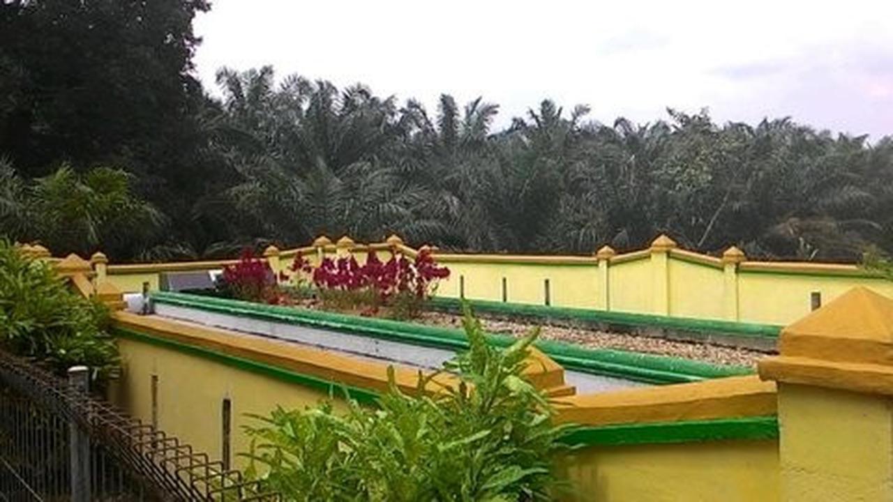 Dua makam berbeda simbol agama, Raja Indragiri dan Jenderal Portugis