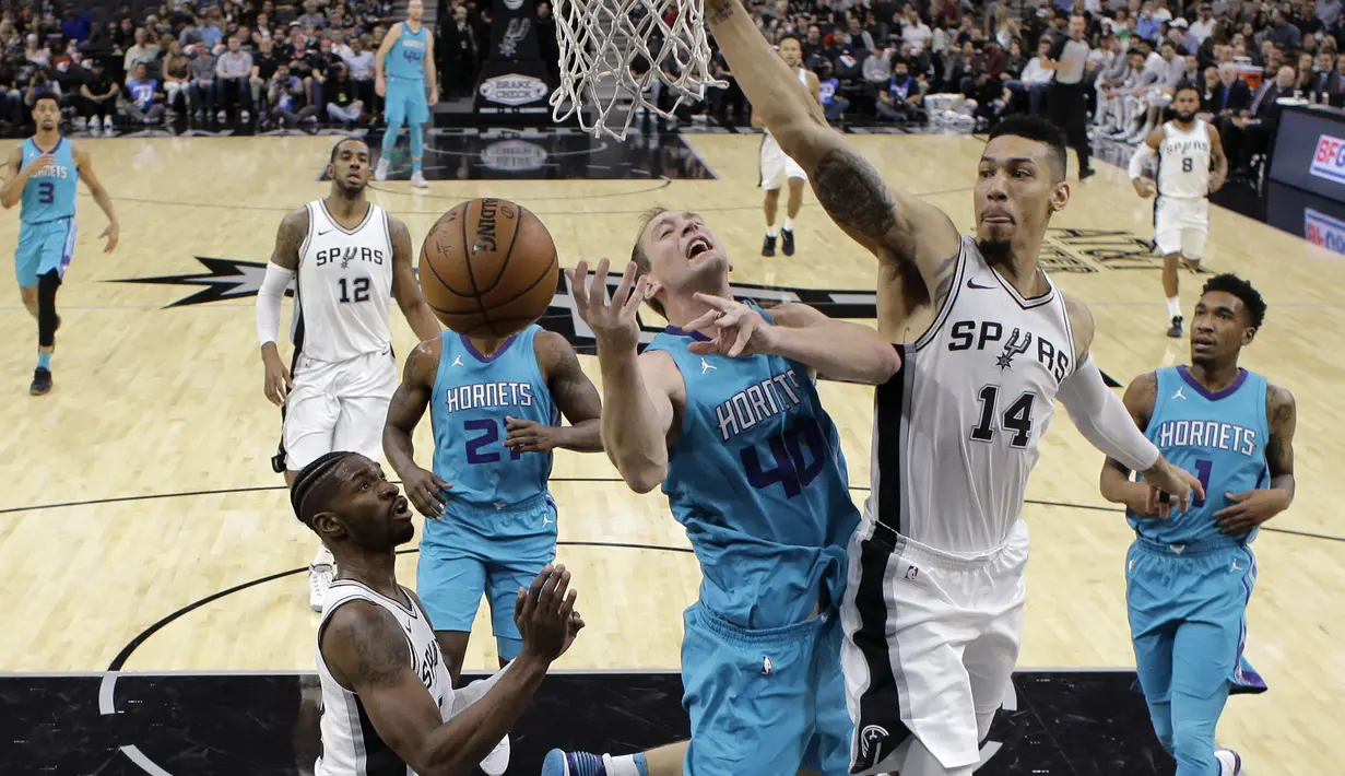 Pemain Charlotte Hornets, Cody Zeller (40) gaga melewati adangan pemain San Antonio Spurs, Danny Green (14) pada laga NBA basketball game di AT&T Center, San Antonio, (3/11/2017) waktu setempat. San Antonio menang 108-101. (AP/Eric Gay)