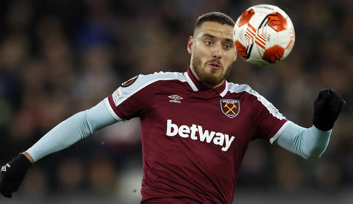 Nikola Vlasic masih kesusahan untuk mendapatkan tempat di lini depan West Ham United. Ia kalah bersaing dengan beberapa pemain seperti, Said Benrahma. Absennya Benrahma ke Piala Afrika 2021, tentu akan menambah peluang Valasic untuk bermain di skuat utama The Hammers. (AFP/Adrian Dennis)