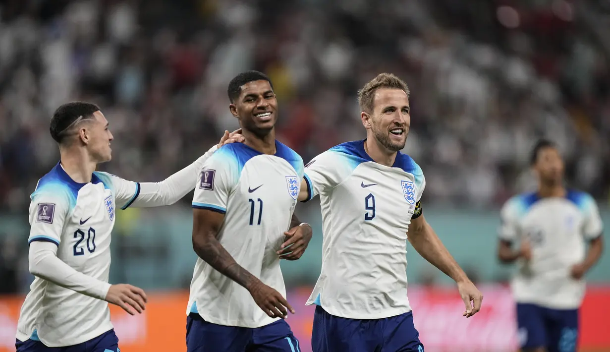 Penyerang Inggris, Marcus Rashford (kedua kiri) diberi selamat oleh rekan satu timnya setelah mencetak gol kelima timnya ke gawang Iran selama pertandingan grup B Piala Dunia 2022 Qatar di Stadion Internasional Khalifa di Doha, Qatar, Senin (21/11/2022). Dengan kemenangan ini, Inggris berada di puncak klasemen dengan tiga poin. (AP Photo/Martin Meissner)