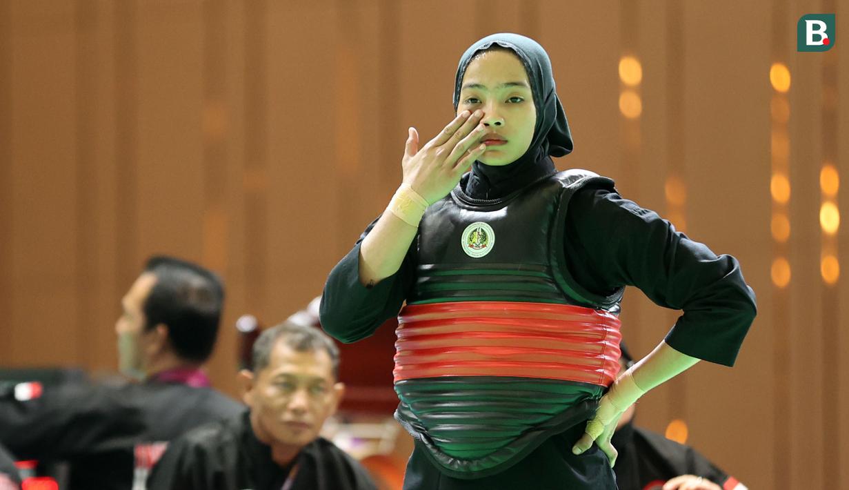 <p>Reaksi atlet pencak silat putri Indonesia, Safira Dwi Meilani (kanan) menghadapi wakil Vietnam, Nguyen Huang Hong An pada nomor tanding putri kelas B Pencak Silat SEA Games 2023 di Chroy Changvar International Convention and Exhibition Center, Phnom Penh, Kamboja, Rabu (10/05/2023). (Bola.com/Abdul Aziz)</p>