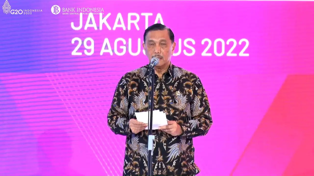 Menteri Koordinator Bidang Kemaritiman dan Investasi Luhut Binsar Pandjaitan dalam peluncuran Kartu Kredit Pemerintah Domestik (KKP Domestik) dan QRIS Antarnegara.