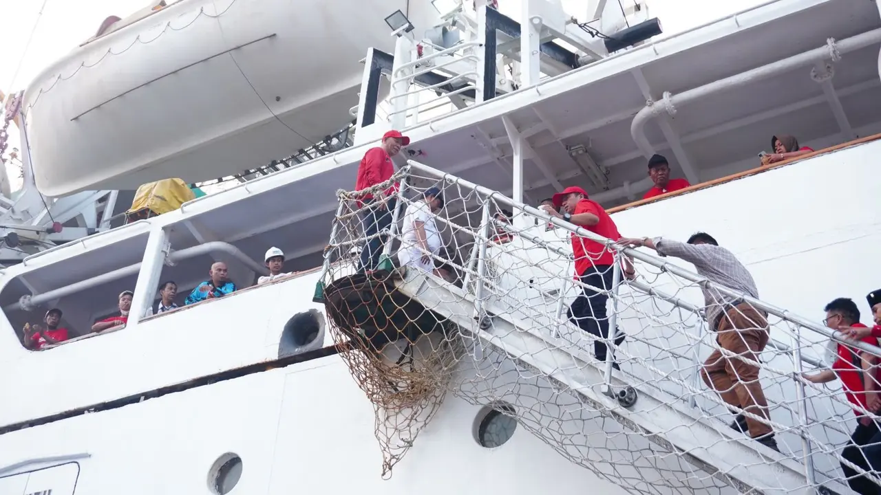 Sebanyak tiga kapal yang mengangkut ribuan kader PDIP bersandar di Dermaga Pelabuhan Tanjung Priok, Jakarta Utara.
