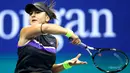 Petenis Kanada, Bianca Andreescu melakukan servis ke arah petenis Swiss, Belinda Bencic pada babak semifinal AS Terbuka di Arthur Ashe Stadium, Kamis (6/9/2019). Petenis berusia 19 tahun itu mengamankan tiket ke final usai menang dengan skor 7-6 (7-3) dan 7-5. (Clive Brunskill/Getty Images/AFP)