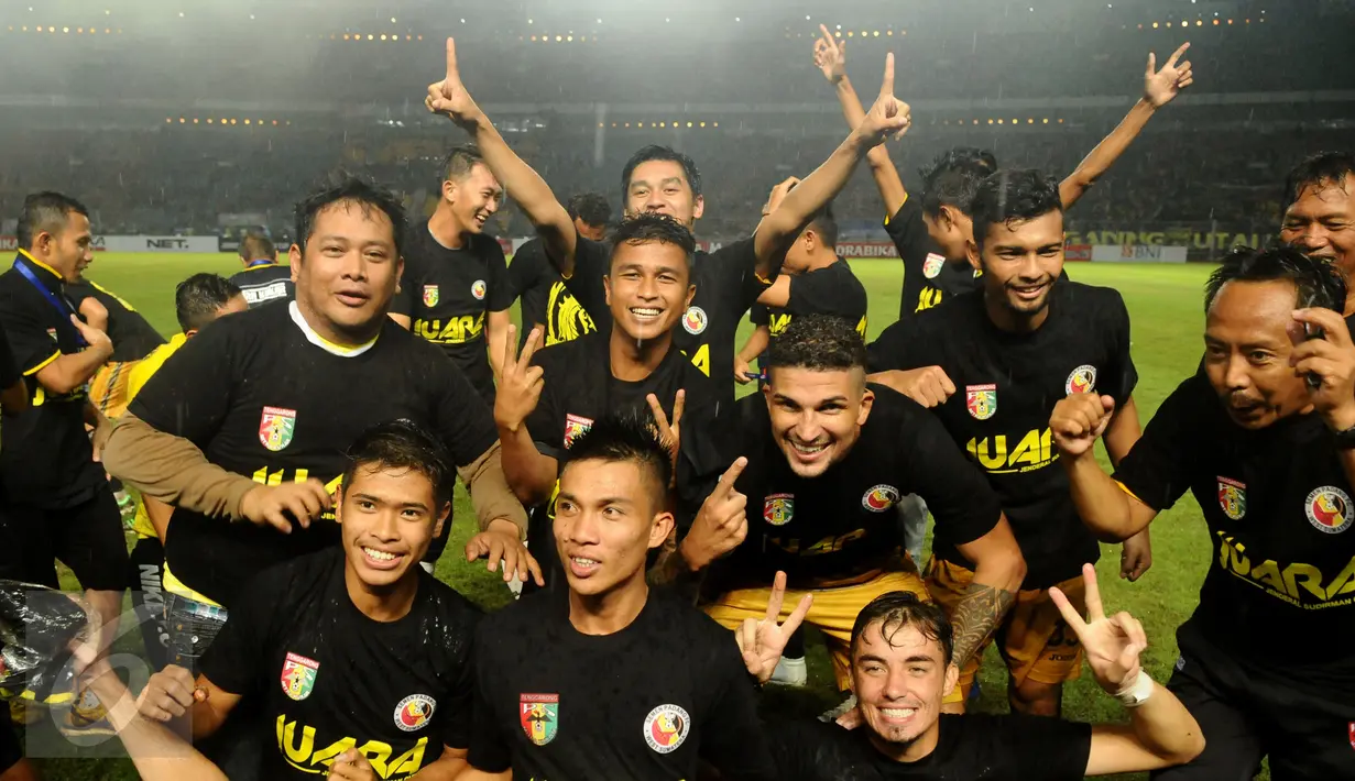 Sejumlah pemain Mitra Kukar merayakan kemenangan atas Semen Padang di final Piala Jenderal Sudirman, Minggu (24/1/2016). Mitra Kukar unggul 2-1 atas Semen Padang. (Liputan6.com/Helmi Fithriansyah)