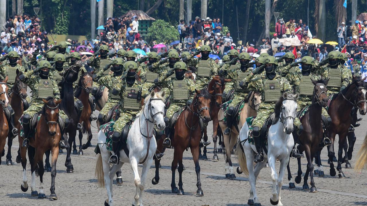FOTO: Ribuan Warga Padati Monas Saksikan Kemegahan Parade HUT ke-80 TNI
