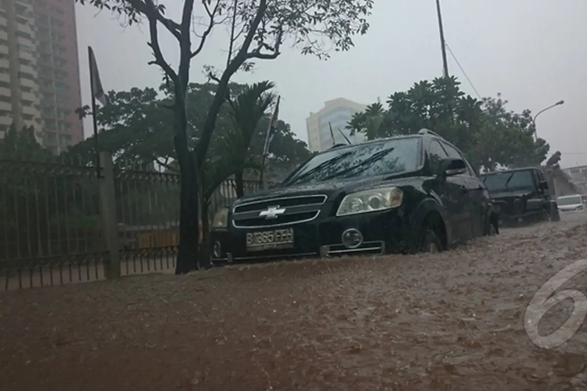 Banjir di Kawasan Cempaka Putih Mencapai Selutut Orang Dewasa