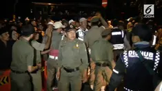 Kericuhan terjadi antara para penjemput jemaah haji dengan petugas Satpol PP kaecamatan Tigaraksa Kabupaten Tangerang. Sejumlah penjemput yang tidak sabar nekad menaiki pagar kantor kementerian agama Kabupaten tangerang Banten.