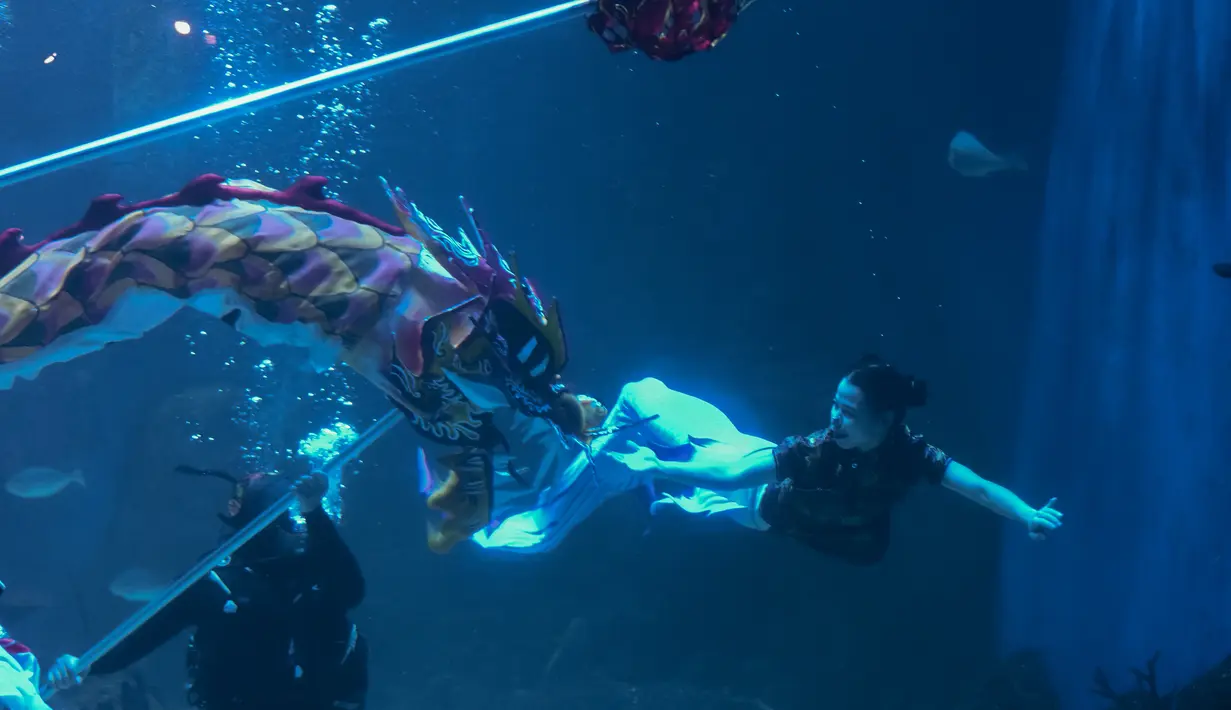 Tidak hanya Liong di bawah air, kamu juga bisa menyaksikan aksi Putri Duyung yang menari-nari