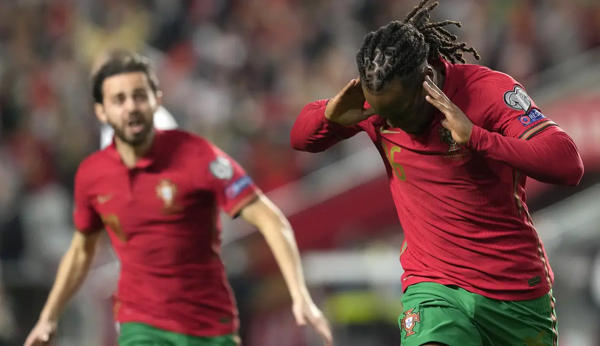 Portugal sudah unggul 1-0 pada menit ke-2. Diawali oleh Bernardo Silva yang mampu merebut bola dari penguasaan Nemanja Gudelj, bola langsung diteruskan kepada Renato Sanches yang tidak terkawal dan langsung menyepak masuk bola ke gawang Serbia. (AP/Armando Franca)