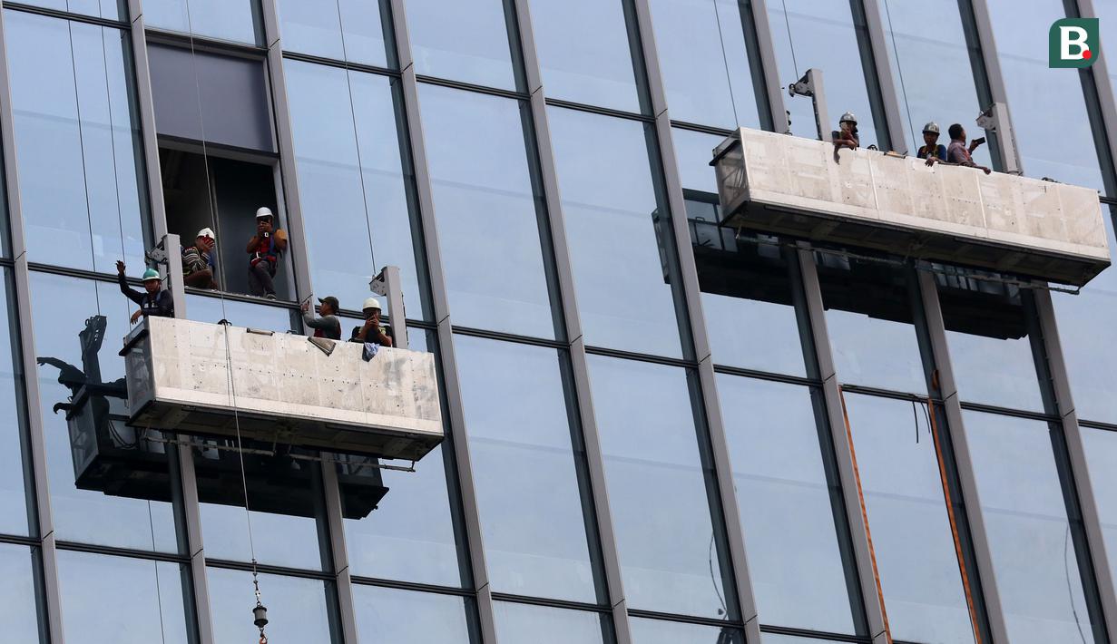 Sejumlah pekerja saat menyambut Timnas Indonesia U-22 dan kontingen Indonesia untuk SEA Games 2023 saat pawai Kira87uara yang berlangsung dari Kemenpora hingga GBK, Jakarta, Jumat (19/05/2023). (Bola.com/Bagasakra Lazuardi)