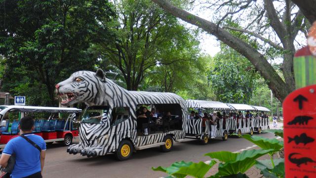 Kebun Binatang Ragunan Jakarta Dipadati Ribuan Pengunjung