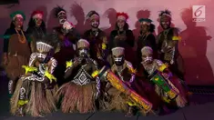 Masyarakat Papua berpose sebelum pentas Papua Adalah Kita di halaman Taman Museum Fatahillah, Kota Tua Jakarta Barat, Jumat (6/9/2019). Pentas yang digelar Forum Komunikasi Kota Jakarta Barat mengusung Papua Adalah Kita Bersatu Merajut Indonesia. (Liputan6.com/Johan Tallo)