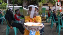 Anak-anak melakukan kegiatan belajar di luar sekolah di Kampung Belajar New Normal di Pinang Indah, Tangerang, Jumat (19/6/2020). Kampung Belajar New Normal ini didirikan untuk anak - anak kawasan tersebut yang ingin kembali bersekolah. (Liputan6.com/Angga Yuniar)