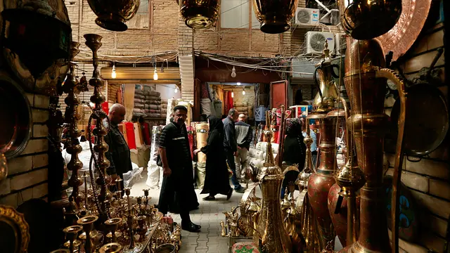 Potret Penjual Barang Antik di Pasar Loak Baghdad