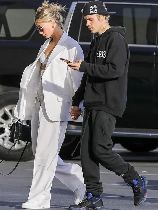 Kalau lebih suka style kalem dan minimalis, OOTD kasual dengan tema monokrom bisa jadi pilihan. (Instagram/haileyjbaldwin).