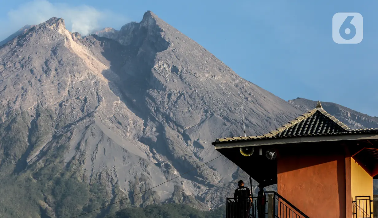Petugas dari komunitas Siaga Merapi memantau aktivitas gunung merapi dari Lapangan Stiper, Glagaharjo, Cangkringan, Sleman, Kamis (19/11/2020). Status Gunung Merapi sudah dinaikkan pada 5 November 2020 lalu dari waspada level II menjadi siaga level III. (Liputan6.com/Johan Tallo)