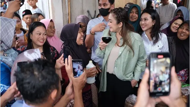 Gaya Nafa Urbach saat ‘Blusukan’ ke Dapil 6
