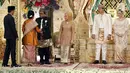 Presiden Joko Widodo (Jokowi) didampingi Ibu Negara, iriana Joko Widodo memberikan selamat pada pernikahan putri Ketua DPD, Oesman Sapta Odang di kawasan Kuningan, Jakarta, Jumat (8/9). (Liputan6.com/Johan Tallo)