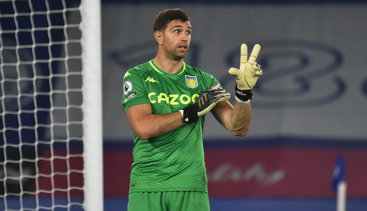 2. Emiliano Martinez (Aston Villa). Kiper asal Argentina berusia 28 tahun ini telah membuat 11 kali clean sheets dalam 21 penampilannya selama 1890 menit. (AFP/Rui Vieira/Pool)