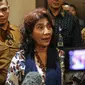 Menteri Kelautan dan Perikanan, Susi Pudjiastuti memberikan keterangan pers usai menerima Menteri Pertanian Malaysia Dato Shabery Cheek (ketiga kiri) di Kementerian Kelautan dan Perikanan, Jakarta, Jumat (29/4/2016). (Liputan6.com/Faizal Fanani)