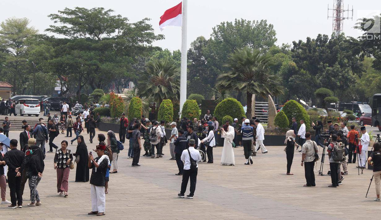 Warga memenuhi TMP Kalibata untuk melihat prosesi pemakaman Presiden RI ke-3 BJ Habibie, Jakarta, Kamis (12/9/2019). BJ Habibie wafat pada Rabu (11/9) di usia 83 tahun. (Liputan6.com/Helmi Fithriansyah)