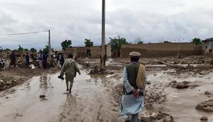 Warga berada di dekat rumah mereka yang rusak setelah banjir besar di Provinsi Baghlan, Afghanistan, pada Sabtu (11/5/2024). (AP Photo/Mehrab Ibrahimi)