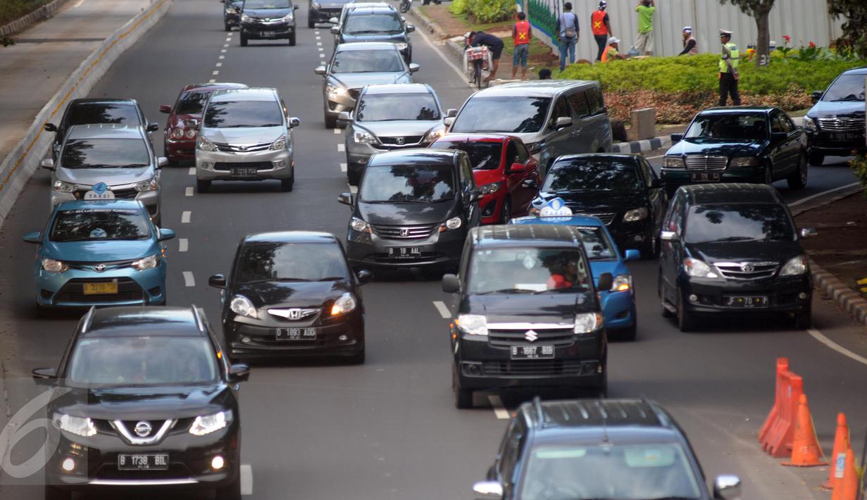 Kendaraan melintas di kawasan Sudirman, Jakarta, (15/5). Wacana Tersebut usai dihapusnya sistem three in one mulai 16 Mei 2016 dan menunggu berlakunya sistem Electronic Road Pricing (ERP) yang baru terlaksana pada 2017. (Liputan6.com/Helmi Afandi)