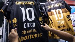 Kontrak sebagai pelatih, namun jersey dengan nama Diego dan nomor 10 menjadi sumber penghasilan alternatif klub Dorados. ( AFP/Pedro Pardo )