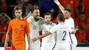 Para pemain Yunani merayakan kemenangan atas tuan rumah Belanda pada laga persahabatan di Stadion Philips,  Eindhoven, (2/9/2016) dini hari WIB. (AFP/ANP/Koen van Weel/Netherlands OUT)